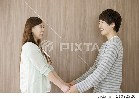 人物 カップル 手をつなぐ 向き合うの写真素材