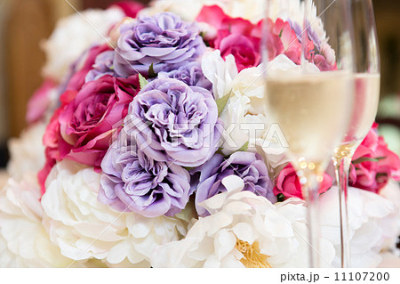 シャンパン 花束 グラス 花の写真素材