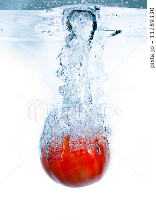 水 トマト 水しぶき 水中の写真素材