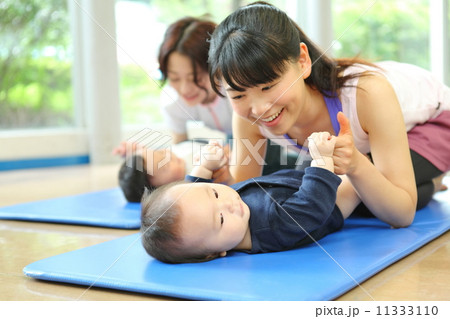 ベビーマッサージの写真素材