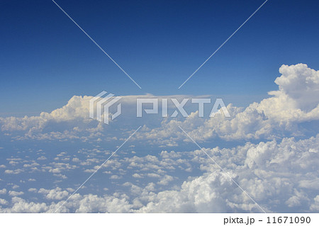 空撮 雲 青空 パソコン壁紙の写真素材