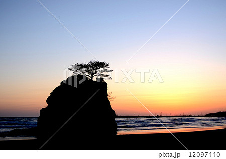 夕日 稲佐の浜 出雲の写真素材