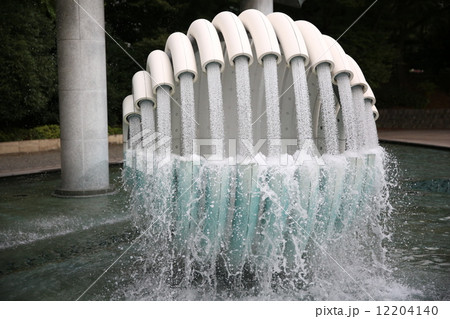 皇居外苑 噴水 オブジェ 溢れるの写真素材 - PIXTA