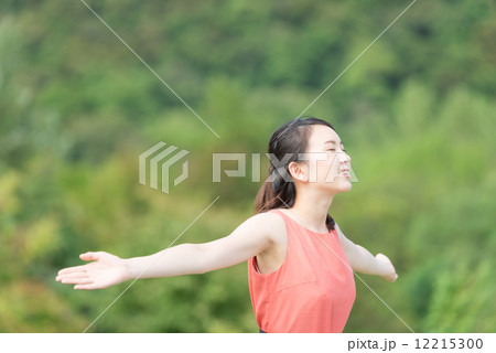 両広げる 両手 美人の写真素材