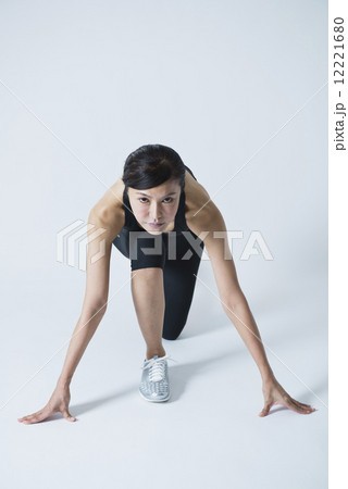 クラウチングスタート 走るの写真素材