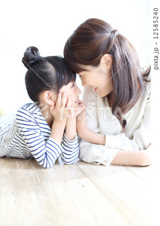 人物 子供 頬杖 寝転がるの写真素材