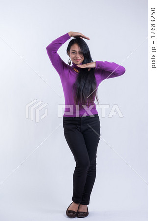 外国人 女性 立ちポーズ 黒の写真素材