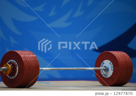 重量挙げ バーベル スポーツ用具 室内スポーツの写真素材