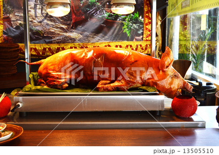 豚の丸焼きの写真素材