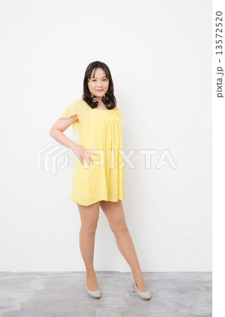 ワンピース モデル 30代 人物の写真素材