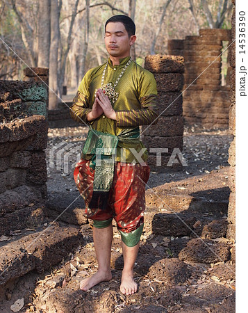 男性 タイ 民族衣装 合掌の写真素材