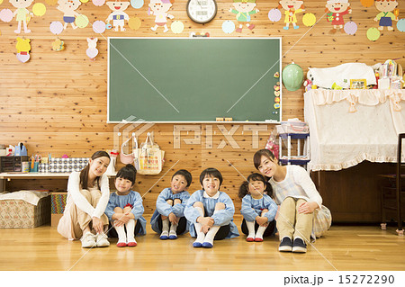 幼稚園 幼稚園児 体操座り 保育士の写真素材