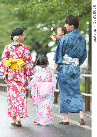 後ろ姿 男 浴衣 男の子の写真素材