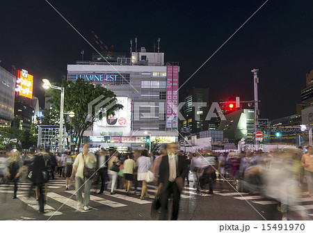 人混み 新宿駅 雑踏 新宿の写真素材