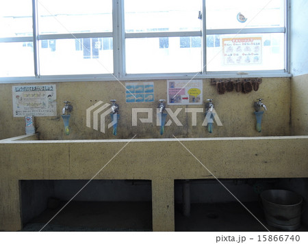 学校 廊下 水道の写真素材