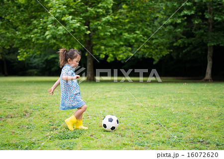 人物 女の子 子供 サッカーボールの写真素材