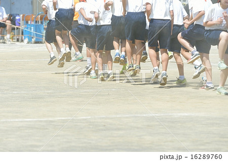 中学生 運動会 リレー 子供 走るの写真素材