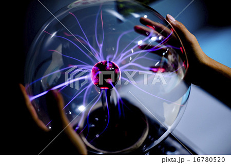 プラズマボール 放電球 サンダーボール 放電の写真素材