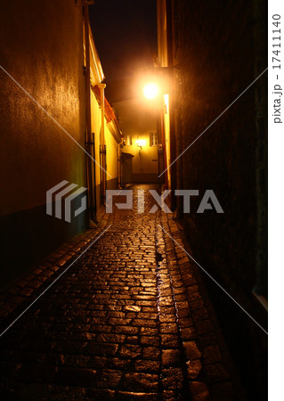 夜道 オレンジ色 街灯の写真素材