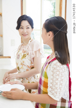 皿洗い 娘 お手伝い 食器洗いの写真素材