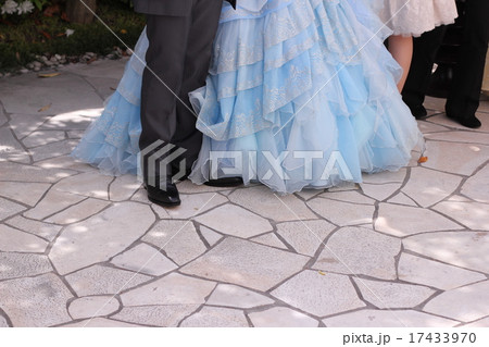 ドレス カクテルドレス 水色 結婚の写真素材