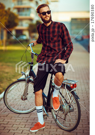 自転車 サングラス おしゃれ 通りの写真素材