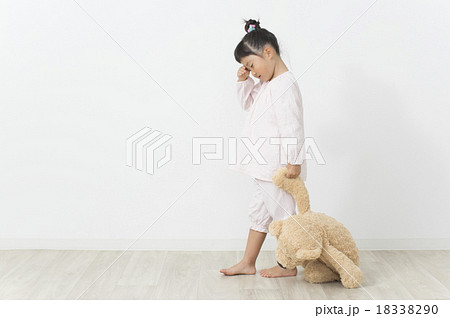 子供 眠たい ぬいぐるみ 女の子の写真素材