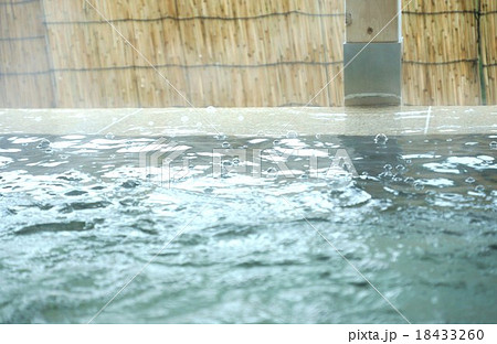 湯煙 温泉 湯気 湯の泡の写真素材