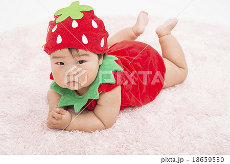 着ぐるみ 赤ちゃん フルーツの写真素材