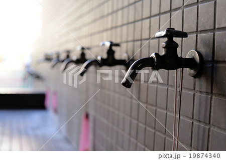 学校 廊下 水道の写真素材
