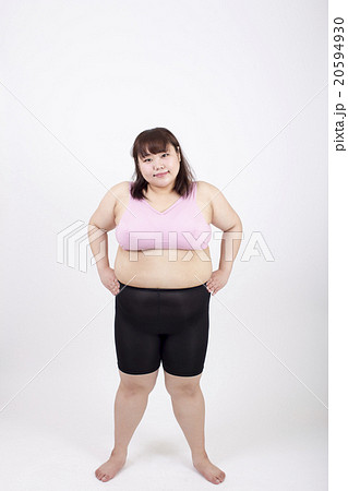 太った 女性 ぽっちゃり 全身の写真素材