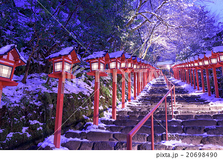 神社 階段 灯篭 雪の写真素材