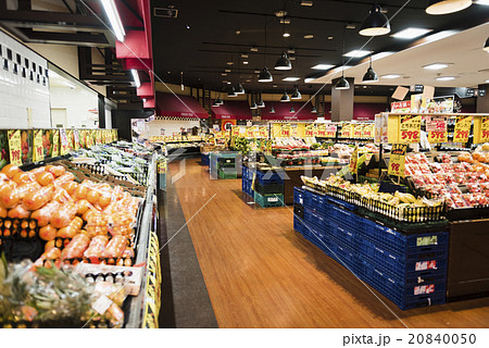 風景 スーパーマーケット 店内 野菜の写真素材