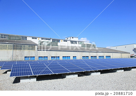 工場 発電所 太陽光発電 ソーラーパネルの写真素材