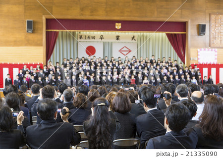 卒業 卒業式 小学校 群衆の写真素材 - PIXTA