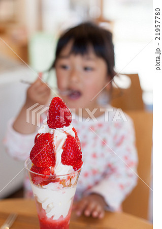 女の子 パフェ 食べる デザートの写真素材