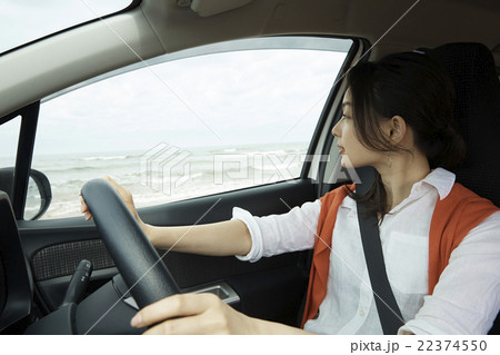 女性 ドライブ 運転 横顔の写真素材