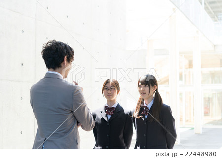 人物 会話 教師 生徒の写真素材