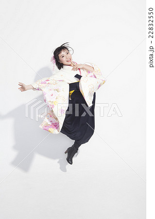着物 女性 ジャンプ 元気の写真素材