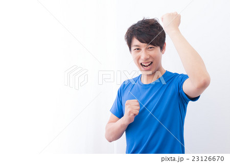 男性 Tシャツ ガッツポーズ 男の写真素材