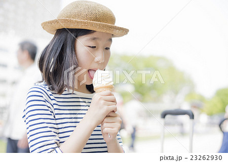 女の子 子供 アイス 舐めるの写真素材