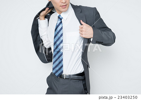 スーツに袖を通す若いビジネスマンの写真素材