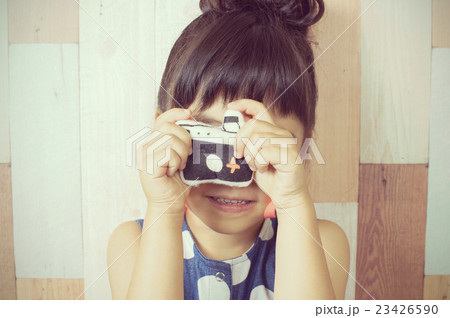 子供 構える カメラ 写真撮影の写真素材