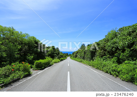 沖縄 伊良部島 一本道 道路の写真素材