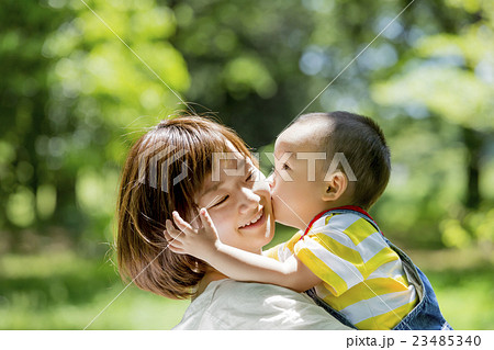 母子 親子 キス 抱っこの写真素材