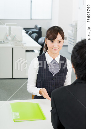 ベスト 後ろ姿 女性 会社員の写真素材