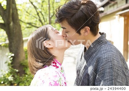 キスシーン 日本人の写真素材