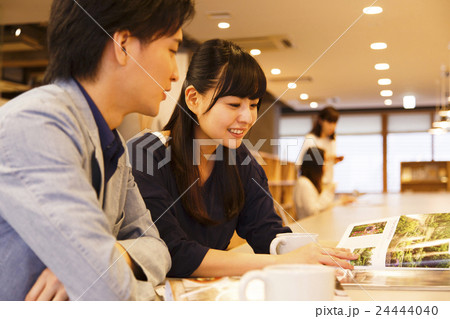 カフェ 雑誌 喫茶店 カップルの写真素材