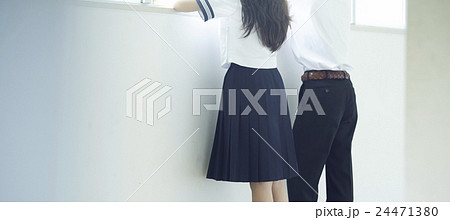 人物 カップル 中学生 青春の写真素材