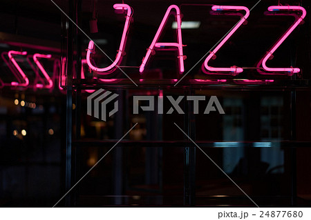 Jazz Jazzバー ネオン管 夜の写真素材